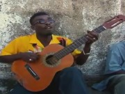 Clip Eva - Kinh ngạc xem nghệ sĩ đường phố chơi guitar một dây