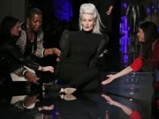 Thời trang - Người mẫu 56 tuổi bốn lần ngã trên sàn catwalk