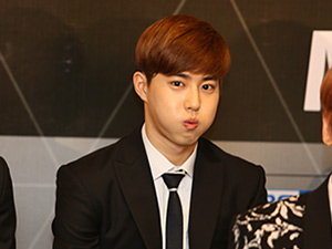 Trưởng nhóm EXO đáng yêu trong buổi họp báo Music Bank