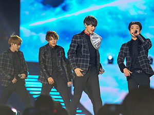 EXO đội nón lá fan tặng trong concert Music Bank