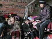 Làm mẹ - Bé gái chấp nhận làm con nuôi để lấy tiền chữa bệnh cho cha