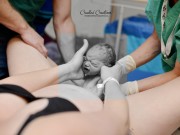 Bà bầu - Bộ ảnh đẻ thường tuyệt đẹp mẹ tự tay đỡ con lọt lòng