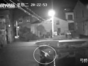 Tin tức - TQ: Mải mê điện thoại, rơi xuống sông chết đuối