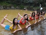 Làm đẹp - Dàn mỹ nhân diện bikini tập yoga dưới nước lạnh giữa trời đông