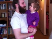 Clip Eva - Bé lạ lẫm và khóc toáng lên khi bố cạo mất râu