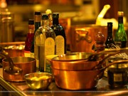 Nhà đẹp - Chảo chống dính, thớt, ga gối,...2 năm phải thay một lần