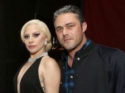 Làng sao - Lady Gaga và chồng sắp cưới tình tứ trên thảm đỏ