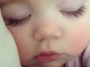 Làm mẹ - Bác sĩ TQ phản đối chiêu cắt lông mi trẻ sơ sinh