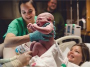 Bà bầu - Cảm động chuyện có con của mẹ nhờ 2 người mang thai hộ