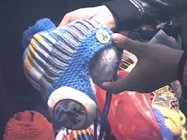 Sốc: Phát hiện mũ len trẻ em TQ gắn thiết bị gây ù tai, nhức óc