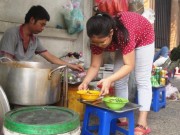 Tin tức - Cảm động bé 12 tuổi nghỉ học kiếm tiền chữa ung thư cho mẹ