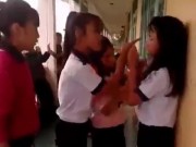 Tin tức - 4 nữ sinh đánh bạn học dã man ngay tại trường