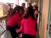 Tin tức - Làm rõ trách nhiệm lãnh đạo trường để nữ sinh đánh nhau tại Huế