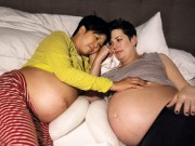 Bà bầu - Chuyện mang thai kỳ diệu của cặp đôi có 2 âm đạo, 2 tử cung