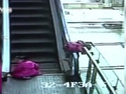 Làm mẹ - “Rùng mình” clip 3 bé gái chơi ở thang cuốn, 1 bé tử vong