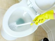 Nhà đẹp - Nước ngọt, giấm, chanh,...đánh bay vết bẩn bồn cầu