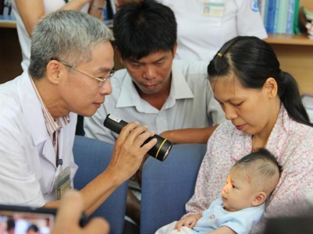 Bé bị dao đâm xuyên não phải phẫu thuật lần ba