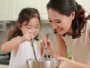 Giải trí - Con gái HH Hương Giang mới 3 tuổi đã "đảm đang"