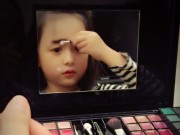Làm mẹ - Màn tự trang điểm cực hài hước của hotgirl nhí 6 tuổi