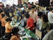 Tin tức - TPHCM: Thức đêm, chen chúc để mua vé xe Tết về quê