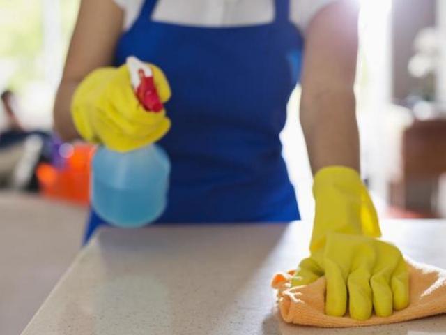 Mẹo vặt tẩy vết son trên thảm, vết cháy bàn bếp