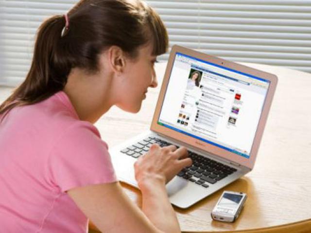Bí mật khủng khiếp sau việc người yêu không thích đăng ảnh lên Facebook