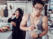 Eva Yêu - "Soái ca" gây sốt với bộ ảnh rửa bát, bóp chân cho vợ