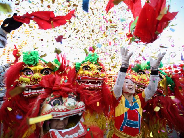 Chọn tuổi đẹp xông nhà năm Bính Thân