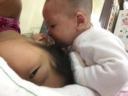 Làm mẹ - Rơi lệ hành trình sống của bé trai còn nguyên cuống rốn bị bỏ rơi