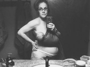 Bà bầu - Ảnh mẹ đóng bỉm chụp selfie sau sinh 24 giờ gây xôn xao