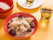 Bếp Eva - Móng giò hầm táo đỏ bổ dưỡng
