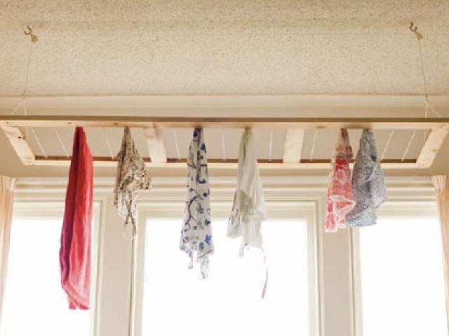 5 mẹo giúp mẹ giặt quần áo khô nhanh vào ngày mưa