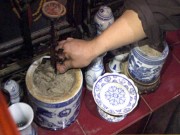 Nhà đẹp - Dùng cát trắng hay tro để bốc bát hương?