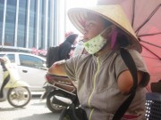 Tin tức - Cảm phục người phụ nữ bán vé số không tay không chân