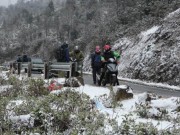 Tin tức - Đường lên Thác Bạc tê liệt vì băng tuyết phủ kín đường