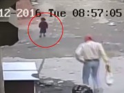 Clip Eva - Bé gái may mắn thoát chết dưới gầm ô tô