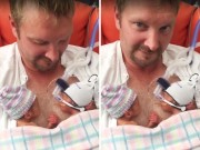 Bà bầu - ‘Tan chảy’ với ảnh 2 bé sinh non nắm tay nhau trên ngực bố