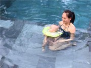 Làm mẹ - Sao hào hứng cho con tập bơi từ khi sơ sinh