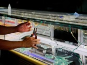 Tin tức - Cướp táo tợn đập tủ, hốt 10 lượng vàng trước mặt chủ tiệm