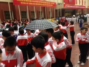 Tin tức - Phụ huynh bức xúc vì con phải "đội mưa" chờ diễu hành Hội khỏe Phù Đổng