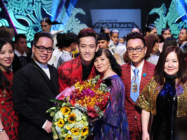 Quán quân Project Runway xúc động khi nói về bố mẹ