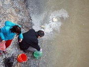 Tin tức - Đua nhau xả rác, tro vàng mã bay tứ tung ngày tiễn ông Táo