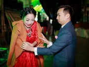 Làng sao - MC Thành Trung ân cần khoác áo cho Ốc Thanh Vân