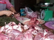 Mua sắm - Giá cả - Rau xanh, hoa tươi "vùng vẫy" tăng giá mùng 2 Tết