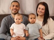 Bà bầu - Cực hiếm: Ca sinh đôi cùng cha mẹ nhưng lại khác màu da