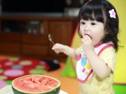 Làm mẹ - 5 kiểu ăn hoa quả rất phổ biến nhưng hóa hại con