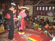 Tin tức - Người dân nô nức đến đền, phủ, điện hầu đồng xin tài lộc, cầu may