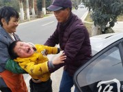 Làm mẹ - Đau lòng hình ảnh em bé khóc xin mẹ đừng rời quê sau Tết