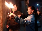Tin tức - Độc đáo lễ hội chạy 'rước lửa' về nhà lấy may ở Hà Nội