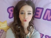 Eva Yêu - Cô gái đẹp như búp bê khiến đàn ông khiếp sợ